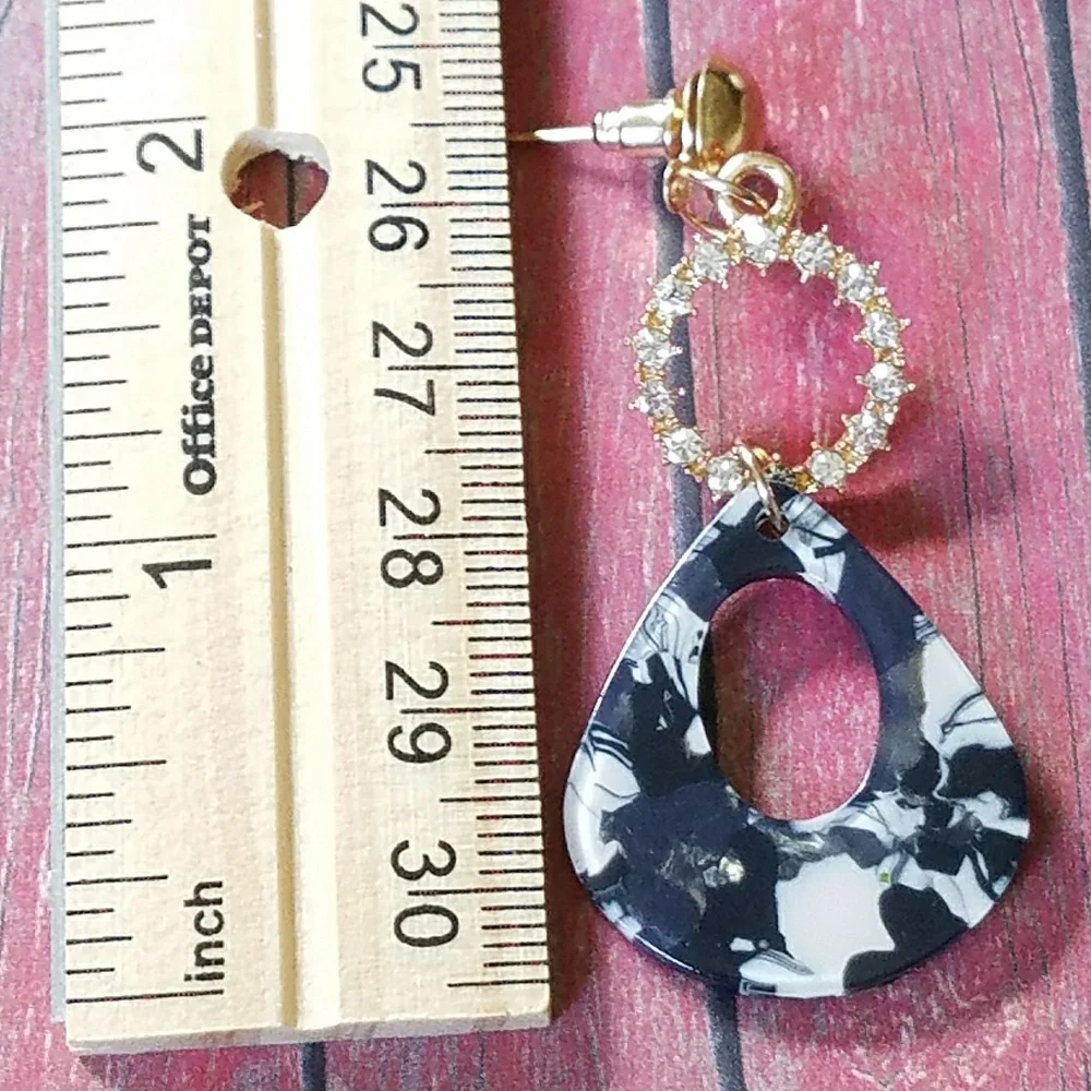 Black and gray acrylic dangle earrings new - Picture 2 of 3